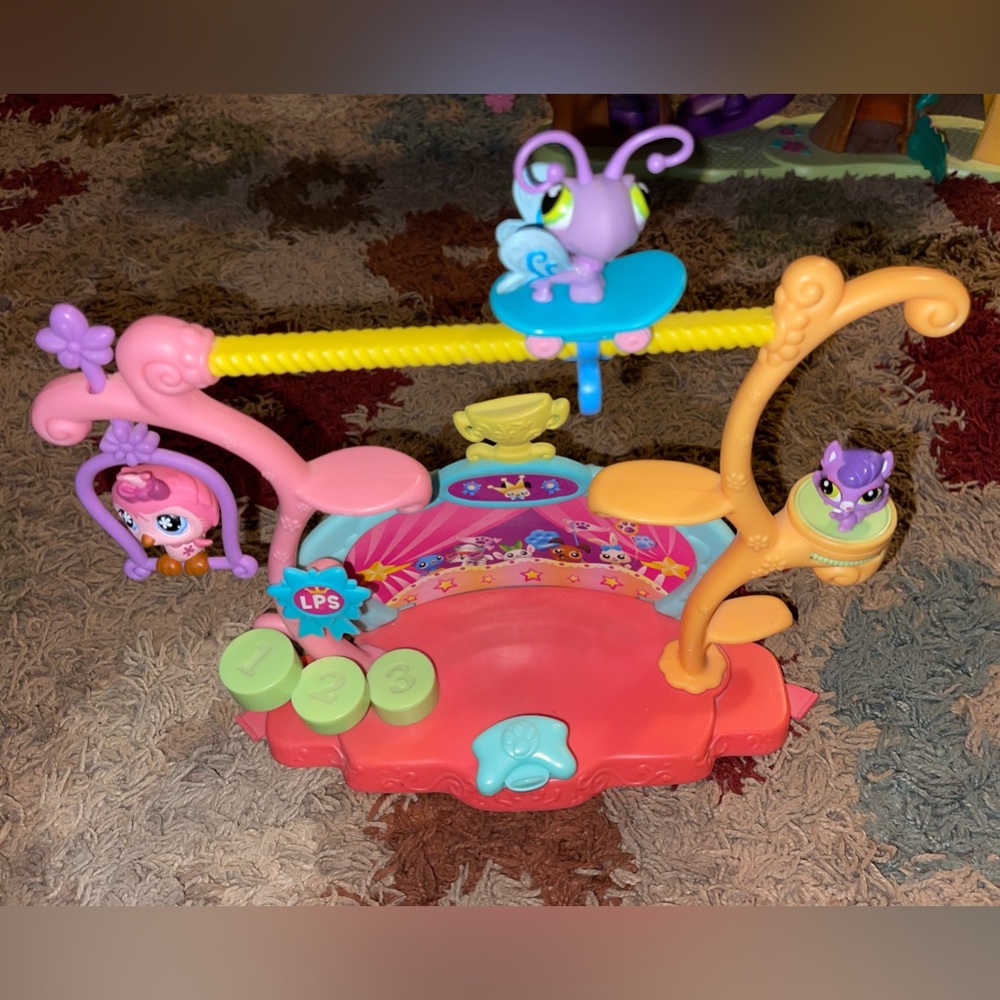 Littlest Pet Shop stage + 3 pets EUC